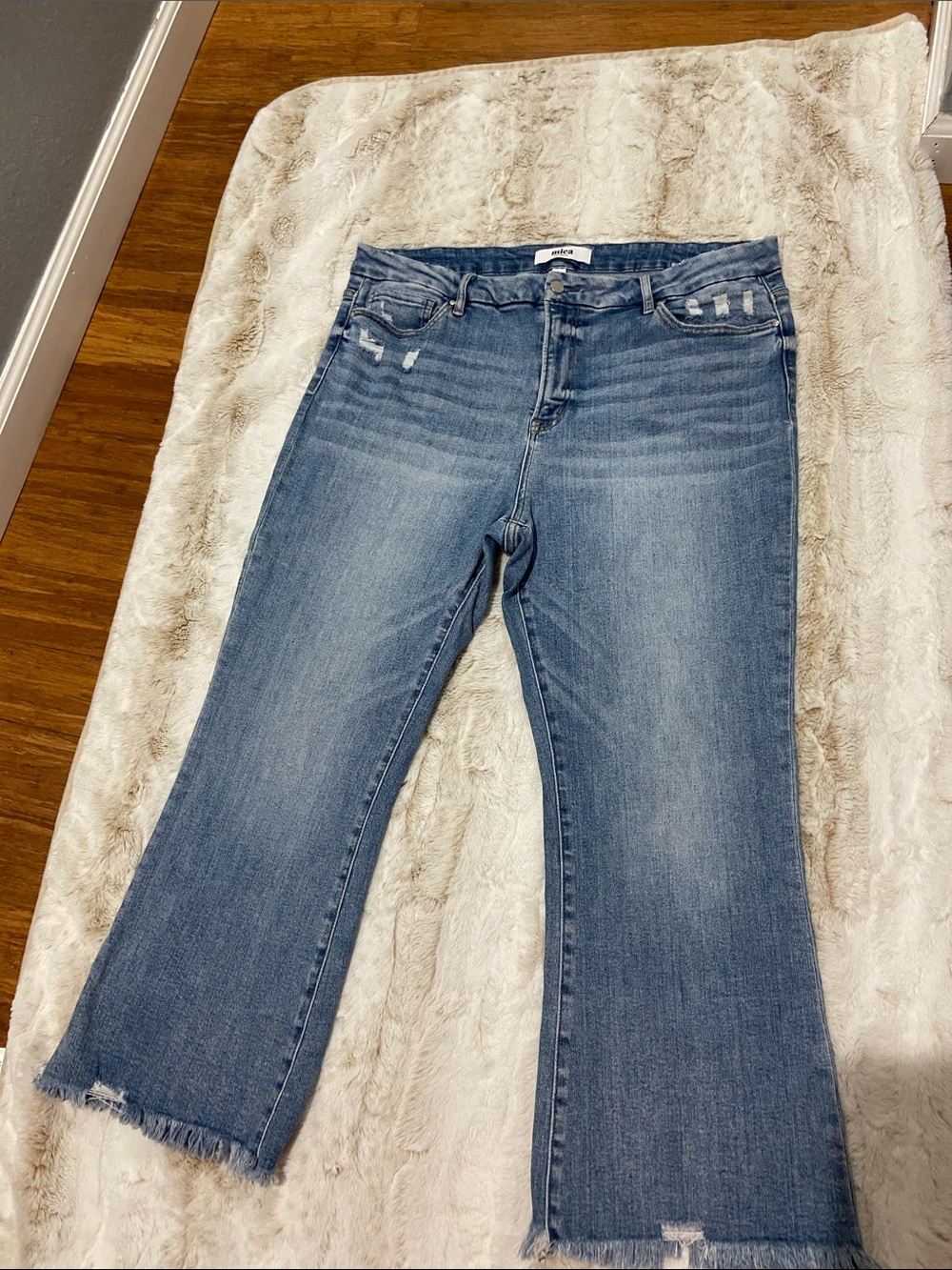 Mid-Rise Blue Cropped Flare Jeans with Frayed Hem